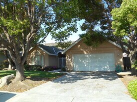 1123 N Crenshaw St in Visalia, CA - Building Photo
