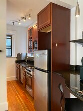 75 Burbank St in Boston, MA - Foto de edificio - Building Photo