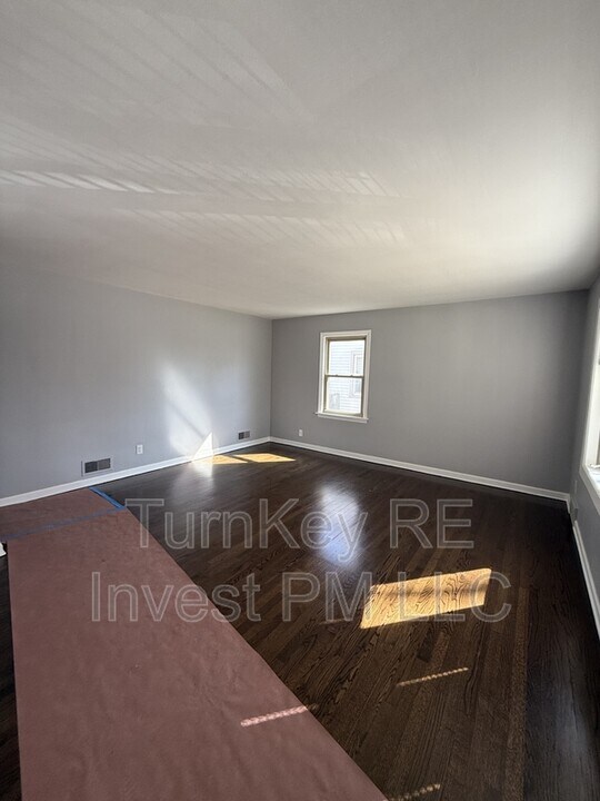 18343 Oakwood Ave in Lansing, IL - Building Photo