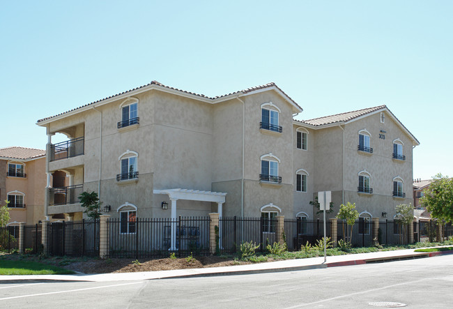 303 W Grand Blvd in Corona, CA - Building Photo - Building Photo