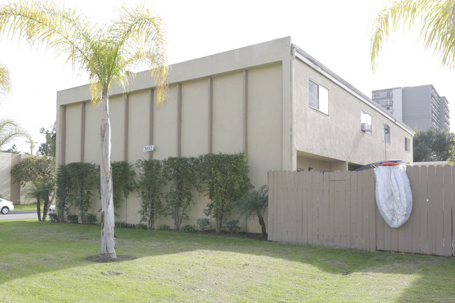 3932 W El Prado Ave in Orange, CA - Foto de edificio - Building Photo