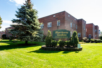 Hawthorne Gardens in Freeport, NY - Building Photo - Building Photo