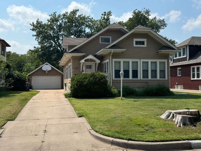 property at 537 N Crestway St