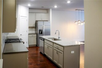 1317 Heights Park Dr in Atlanta, GA - Foto de edificio - Building Photo