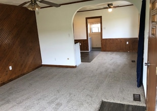 205 S 1st St in Eagle, NE - Foto de edificio - Building Photo