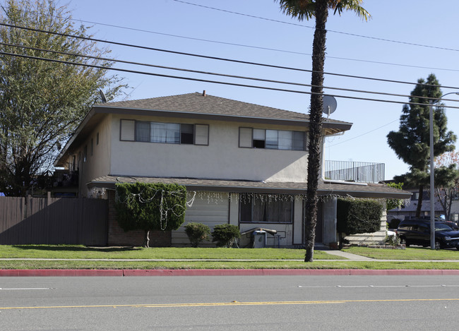 6322 Stanton Ave in Buena Park, CA - Foto de edificio - Building Photo