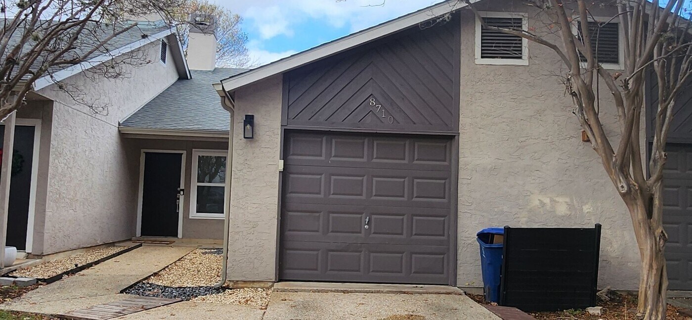 8710 Stream Cir in San Antonio, TX - Building Photo