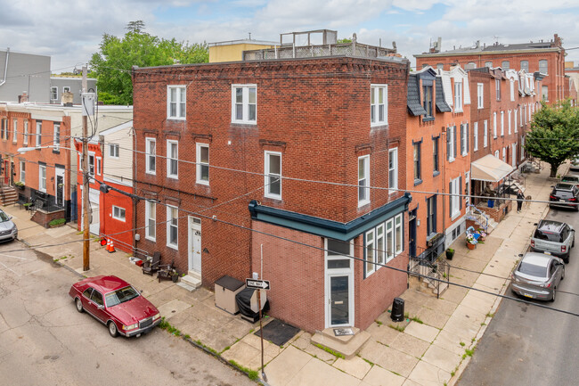 2717 Brown St in Philadelphia, PA - Foto de edificio - Building Photo