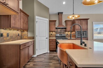 2404 Brodie Ln in Richland, WA - Foto de edificio - Building Photo