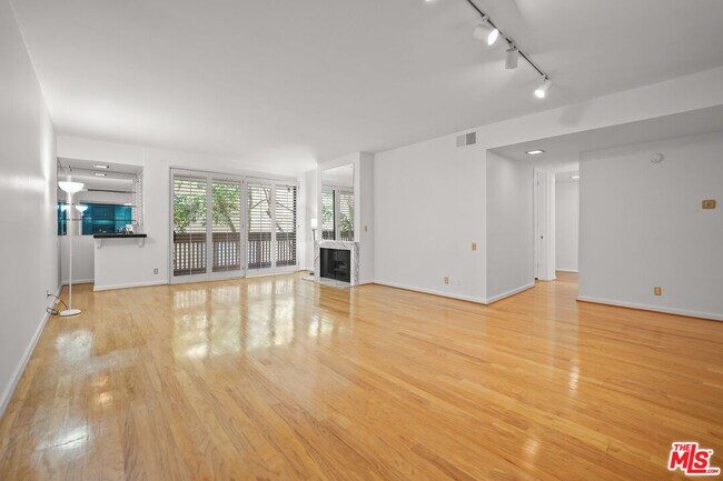 11805 Mayfield Ave in Los Angeles, CA - Building Photo - Building Photo