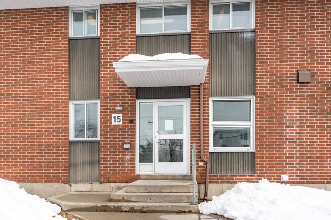 15 Saint-Édouard St in Lévis, QC - Building Photo - Building Photo