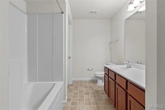 10200 Spring Creek Ln in O'Fallon, MO - Foto de edificio - Building Photo