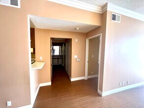 533 S St Andrews Pl, Unit 416 in Los Angeles, CA - Foto de edificio - Building Photo