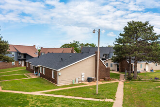 Pine Manor Apartments in Enid, OK - Building Photo - Building Photo