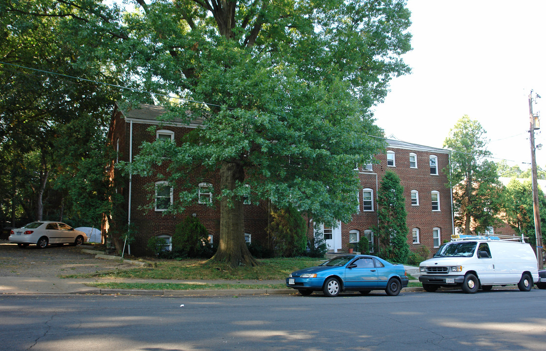 5714 11th St N in Arlington, VA - Building Photo