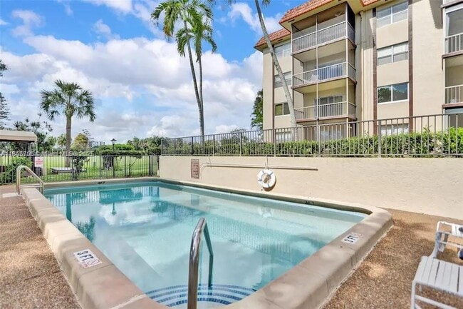6361 N Falls Cir Dr in Lauderhill, FL - Building Photo - Building Photo