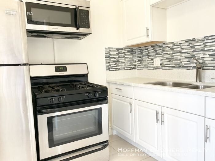 2741 San Marino St in Los Angeles, CA - Building Photo