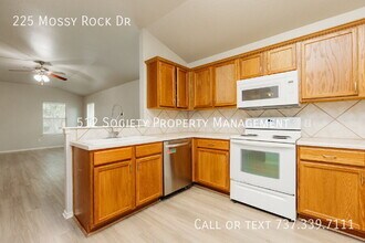 225 Mossy Rock Dr in Hutto, TX - Building Photo - Building Photo