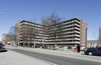 Dewey G Archambault Towers in Lowell, MA - Foto de edificio - Building Photo