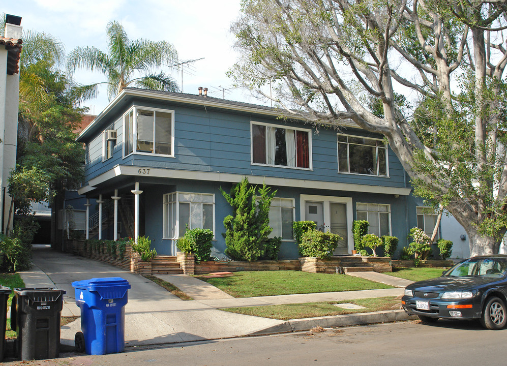 637 S Cloverdale Ave in Los Angeles, CA - Foto de edificio