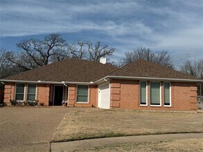 7702 Fox Chase Dr in Arlington, TX - Building Photo - Building Photo