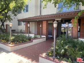 12720 Burbank Blvd in Los Angeles, CA - Building Photo - Building Photo