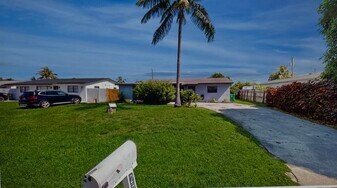 2775 Floweva St in West Palm Beach, FL - Building Photo
