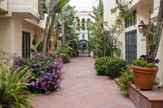 ISO - Isola Bella Townhomes in West Hollywood, CA - Foto de edificio - Building Photo