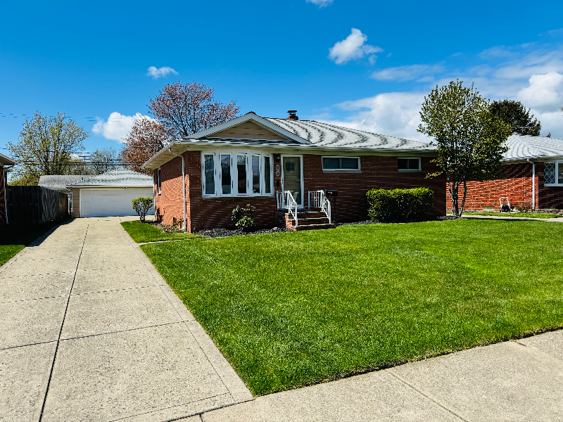 848 Charles St in Willowick, OH - Foto de edificio