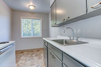 11580 SW Hall Blvd in Tigard, OR - Foto de edificio - Building Photo