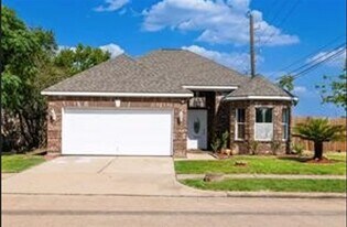 2402 Raintree Village Dr in Katy, TX - Building Photo