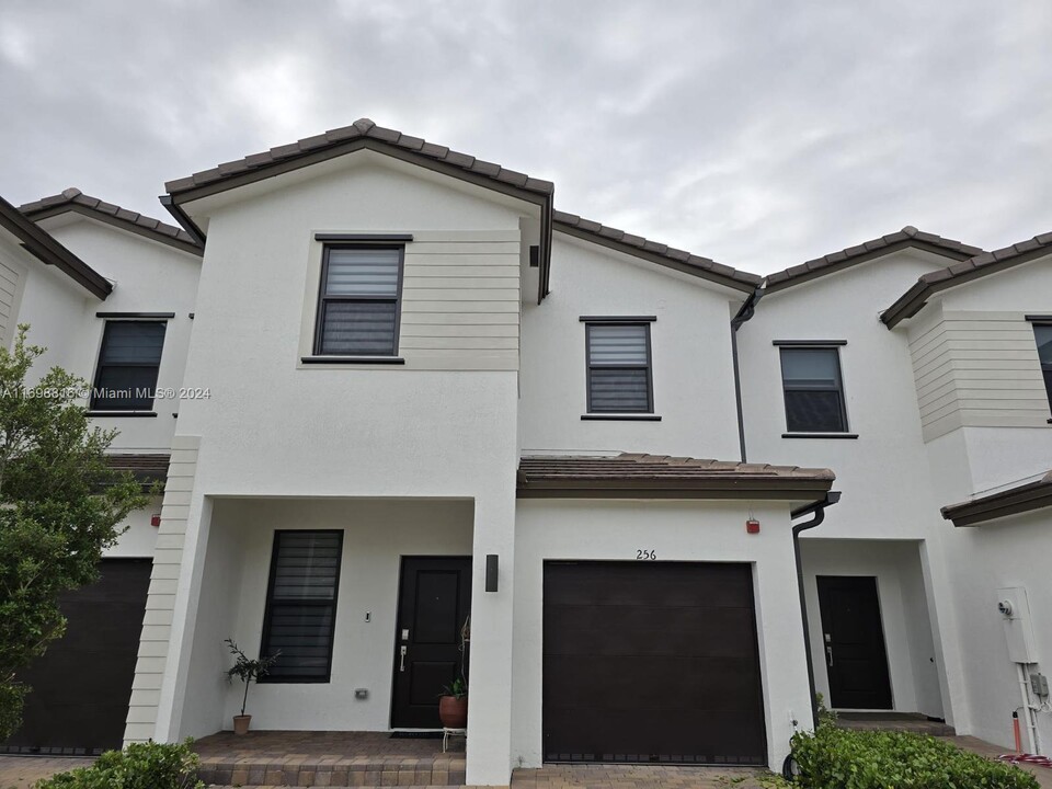 256 SW 159th Terrace in Pembroke Pines, FL - Foto de edificio