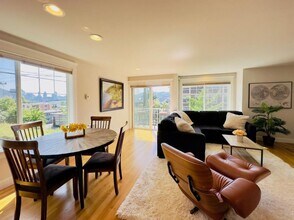 2028 Eastlake Ave E in Seattle, WA - Building Photo - Building Photo