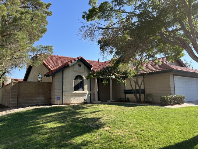 1042 E Angela Ct in Lancaster, CA - Foto de edificio - Building Photo