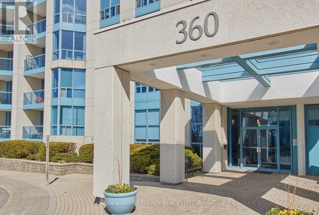 360-360 Watson St W in Whitby, ON - Building Photo - Building Photo
