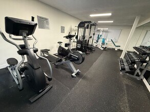 13860 Burbank Blvd in Los Angeles, CA - Foto de edificio - Building Photo