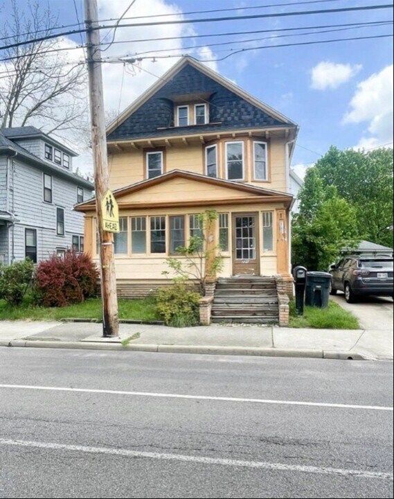 221 S Portage Path in Akron, OH - Building Photo