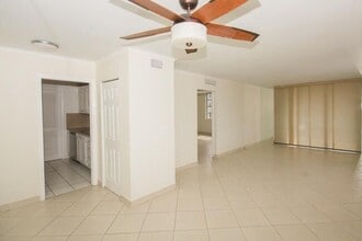 301 Croton Ave, Unit 201 in Lantana, FL - Building Photo - Building Photo