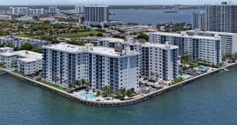 7525 E Treasure Dr in North Bay Village, FL - Building Photo