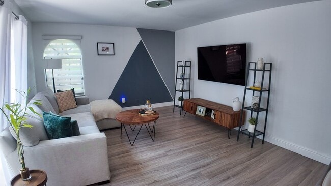 8050 Severn Dr in Boca Raton, FL - Foto de edificio - Building Photo