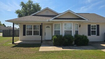 1660 Tanglewood Ln in Siloam Springs, AR - Building Photo