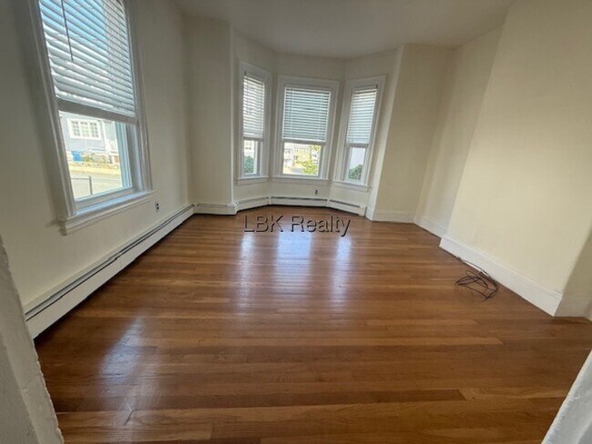 47 Myrtle St in Waltham, MA - Building Photo - Building Photo