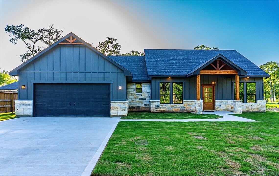 24994 Armagh Rd in Hempstead, TX - Building Photo