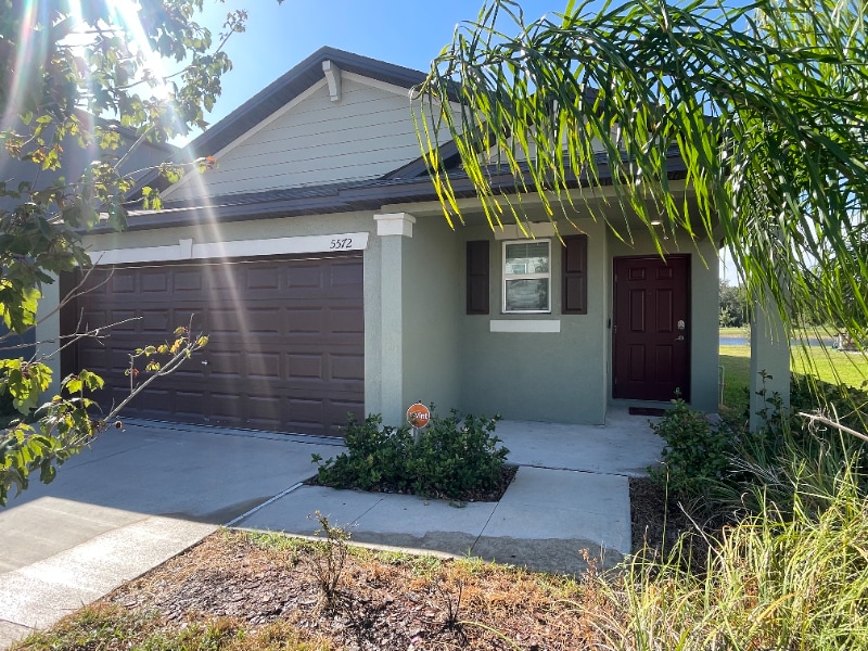 5572 Blue Azure Dr in Wimauma, FL - Foto de edificio