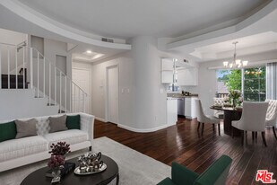 10627 Moorpark St in Los Angeles, CA - Building Photo