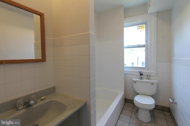 437 W Hansberry St, Unit 3 in Philadelphia, PA - Building Photo - Building Photo