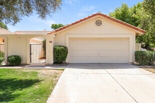 8943 S Drea Ln in Tempe, AZ - Building Photo