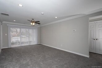 90 Westwood Dr in Westbury, NY - Building Photo - Building Photo