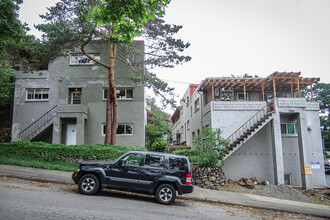 Richardson Court Apartments in Portland, OR - Building Photo - Building Photo