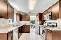 19720 SW 99th Ct in Miami, FL - Foto de edificio - Building Photo